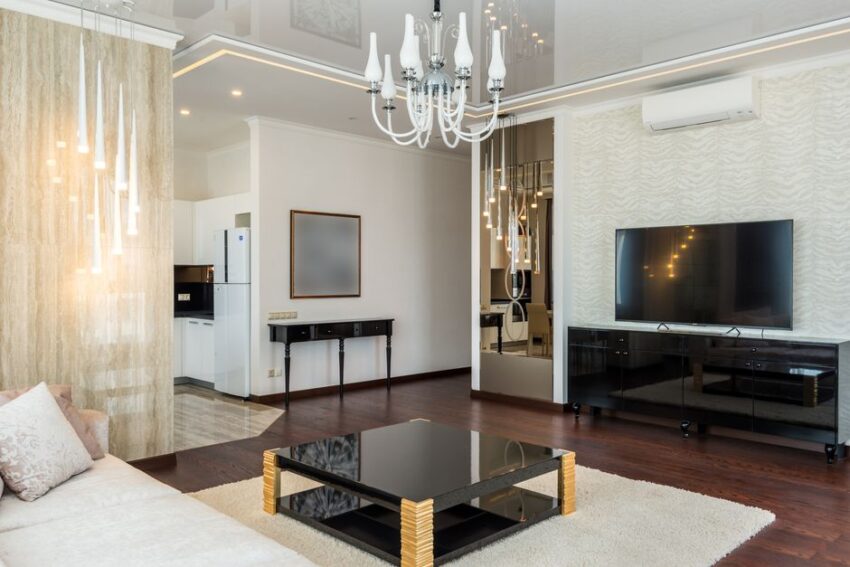Strak zwart tv-meubel in modern interieur met stijlvolle decoratie en een minimalistische uitstraling.