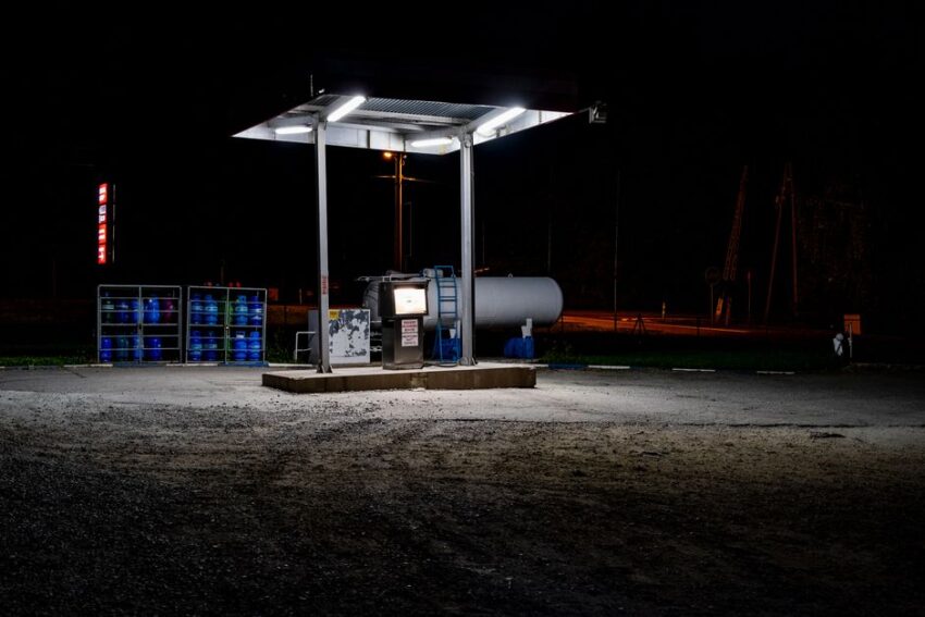 Een elektrische pomp die gebruikt wordt voor het oppompen van een SUP-board aan het water.